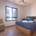 Casa Bianca Caleta De *