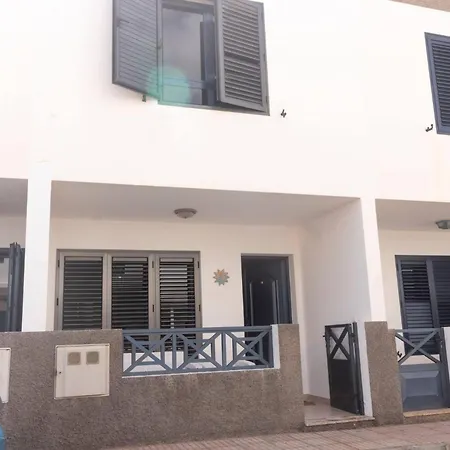 Casa Bianca Caleta De *